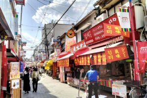 日本最大級のコリアンタウン鶴橋は大阪にあります。社員旅行・町内会旅行ではガイド付きで散策がおすすめです。