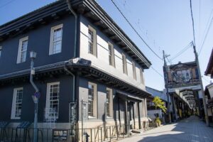 滋賀県長浜市にある黒壁スクエアは、買い物散策が楽しいエリア。社員旅行・町内会旅行などでも立ち寄ると喜ばれます。